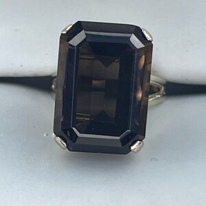Elegant Black Gemstone Ring